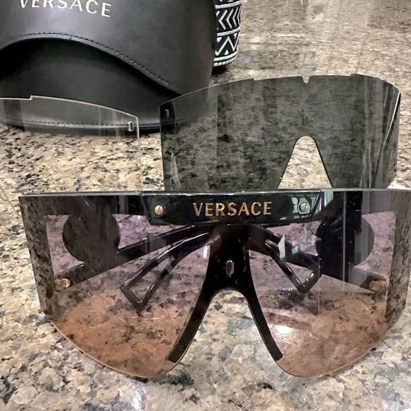 Versace sunglasses with two addition shades to go with the original. Versace VE2252 100287 Gold Sunglasses for Man – LookerOnline main image 2